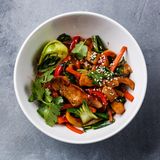 Tipp 1: Kochen Sie Ihr eigenes Essen  Es klingt völlig banal, einfach Essen selbst zu kochen. Aber in der Hektik des Alltags fehlt häufig die Zeit. Also wird schnell zwischendurch gegessen und immer wieder nach Fertiggerichten oder Convenience-Produkten gegriffen. Versuchen Sie mindestens einmal in der Woche frisch zu kochen. Wählen Sie einfache Rezepte mit einem hohen Anteil an Gemüse und komplexen Kohlenhydraten. Meiden Sie fett- und zuckerreiche Lebensmittel. Wer mag, kann die doppelte Portion kochen. So hat man gleich für zwei Tage etwas.