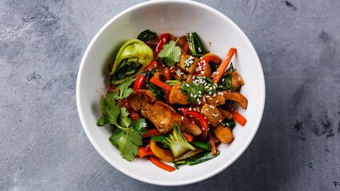 Tipp 1: Kochen Sie Ihr eigenes Essen  Es klingt völlig banal, einfach Essen selbst zu kochen. Aber in der Hektik des Alltags fehlt häufig die Zeit. Also wird schnell zwischendurch gegessen und immer wieder nach Fertiggerichten oder Convenience-Produkten gegriffen. Versuchen Sie mindestens einmal in der Woche frisch zu kochen. Wählen Sie einfache Rezepte mit einem hohen Anteil an Gemüse und komplexen Kohlenhydraten. Meiden Sie fett- und zuckerreiche Lebensmittel. Wer mag, kann die doppelte Portion kochen. So hat man gleich für zwei Tage etwas.