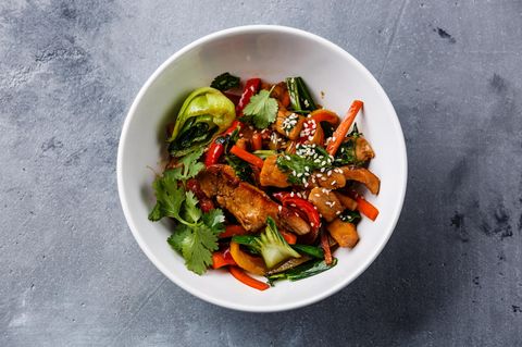 Tipp 1: Kochen Sie Ihr eigenes Essen  Es klingt völlig banal, einfach Essen selbst zu kochen. Aber in der Hektik des Alltags fehlt häufig die Zeit. Also wird schnell zwischendurch gegessen und immer wieder nach Fertiggerichten oder Convenience-Produkten gegriffen. Versuchen Sie mindestens einmal in der Woche frisch zu kochen. Wählen Sie einfache Rezepte mit einem hohen Anteil an Gemüse und komplexen Kohlenhydraten. Meiden Sie fett- und zuckerreiche Lebensmittel. Wer mag, kann die doppelte Portion kochen. So hat man gleich für zwei Tage etwas.
