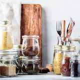 Tipp 2: Legen Sie sich einen Vorrat an  Wer unter der Woche nicht viel Zeit zum Einkaufen hat, sollte sich einen Vorrat anlegen: Reis, Pasta, Linsen, Bohnen, Kichererbsen, Dosentomaten, Dosenfisch ... Auch mit diesen Zutaten lässt sich schnell ein gesundes Gericht zaubern. Beispielsweise ein Kichererbsen-Eintopf mit Tomaten, Möhren, Spinat und ein paar Gewürzen. Wer die gewisse Abwechslung beim Kochen braucht, sollte verschiedene Gewürze und Kräuter zu Hause haben: Oregano für italienische Gerichte, Curry für indisches Essen und Kreuzkümmel für die orientalische Küche.