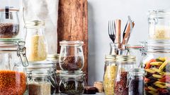 Tipp 2: Legen Sie sich einen Vorrat an  Wer unter der Woche nicht viel Zeit zum Einkaufen hat, sollte sich einen Vorrat anlegen: Reis, Pasta, Linsen, Bohnen, Kichererbsen, Dosentomaten, Dosenfisch ... Auch mit diesen Zutaten lässt sich schnell ein gesundes Gericht zaubern. Beispielsweise ein Kichererbsen-Eintopf mit Tomaten, Möhren, Spinat und ein paar Gewürzen. Wer die gewisse Abwechslung beim Kochen braucht, sollte verschiedene Gewürze und Kräuter zu Hause haben: Oregano für italienische Gerichte, Curry für indisches Essen und Kreuzkümmel für die orientalische Küche.