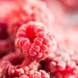 Tipp 3: Kaufen Sie TK-Obst und TK-Gemüse ein  Wer genug Obst und Gemüse zu sich nehmen möchte, sollte immer einen Vorrat in der Tiefkühltruhe haben. Zum Beispiel können Sie mit gefrorenen Beeren Smoothies zubereiten, mit gefrorener Banane eine schnelle Eiscreme. TK-Erbsen, Brokkoli, Möhren oder Bohnen eignen sich gut, um schnelle Suppen oder eine Sauce für eine schnelle Pasta herzustellen.