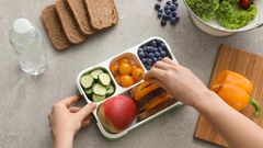 Tipp 4: Machen Sie Ihre eigenen gesunden Snacks  Klar, ein Schokoriegel ist schnell verspeist, aber gesund ist er nicht und geht direkt auf die Hüften. Deshalb: Schneiden Sie sich besser Gemüsestifte oder frisches Obst zurecht - fürs Nachmittagstief.