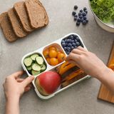 Tipp 4: Machen Sie Ihre eigenen gesunden Snacks  Klar, ein Schokoriegel ist schnell verspeist, aber gesund ist er nicht und geht direkt auf die Hüften. Deshalb: Schneiden Sie sich besser Gemüsestifte oder frisches Obst zurecht - fürs Nachmittagstief.