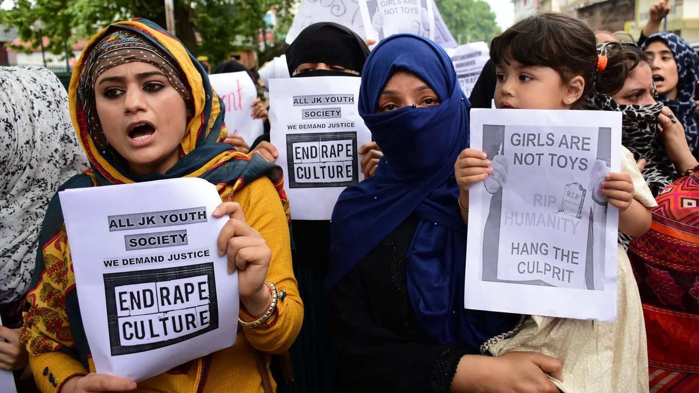 Kaschmirtal, Indien: Demonstranten fordert Gerechtigkeit für Vergewaltigungsopfer. 