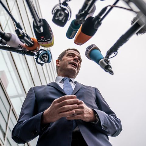 Mike Mohring von der CDU Thüringen vor Mikrofonen