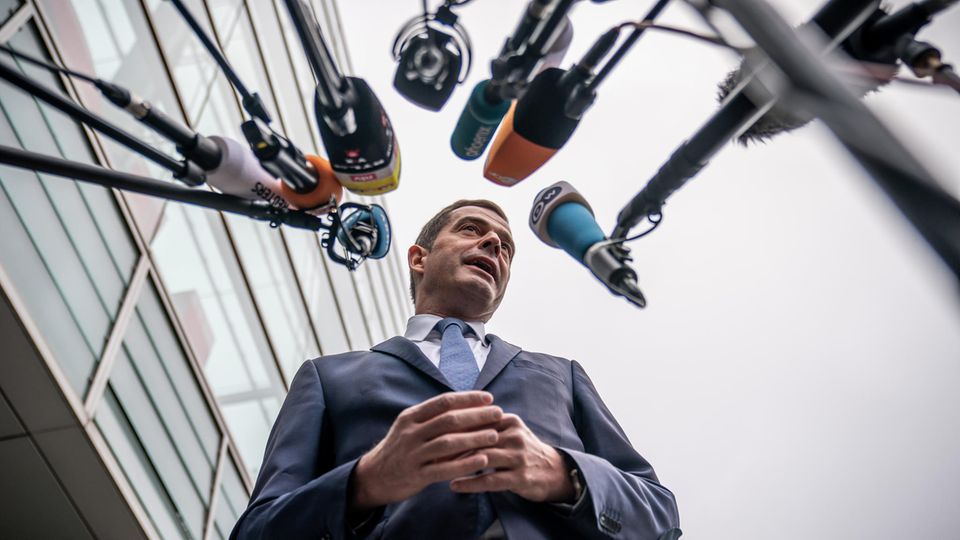 Mike Mohring von der CDU Thüringen vor Mikrofonen