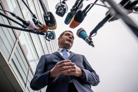 Mike Mohring von der CDU Thüringen vor Mikrofonen