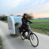 Rad-Camping  Der Fahrrad-Wohnwagen aus Dänemark zum Selberziehen  Wohnwagen sind in Deutschland sehr beliebt - Fahrräder auch. Für den Dänen Mads Johansen Grund genug, die beiden Trends zu kombinieren. Das Ergebnis kann sich sehen lassen. 