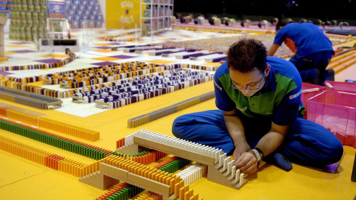 Ein Teilnehmer des Domino Day 2007 stellt die letzten Steine auf