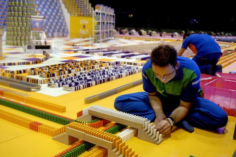 Ein Teilnehmer des Domino Day 2007 stellt die letzten Steine auf