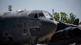 B-52 Atombomber  Zurück von den Toten – B-52 kehrt vom Airforce-Friedhof zurück  Zum zweiten Mal überhaupt kehrte eine B-52 vom Flugzeugfriedhof in Arizona zurück. Vier Monate mussten die Techniker arbeiten, um den Bomber "Wise Guy" wieder flottzukriegen
