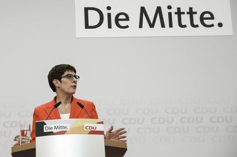 Annegret Kramp-Karrenbauer vor der Aufschrift "Die Mitte"