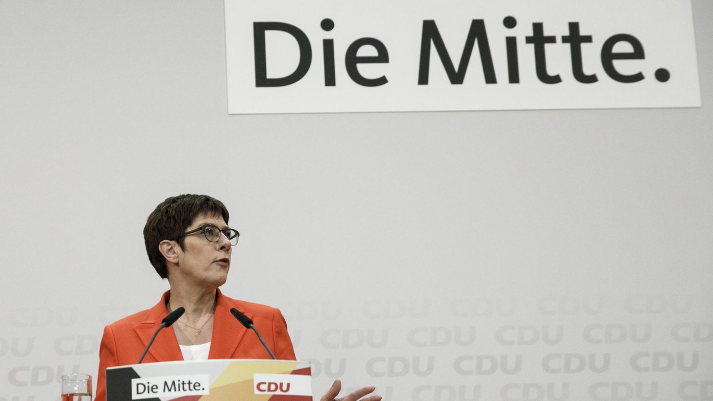 Annegret Kramp-Karrenbauer vor der Aufschrift "Die Mitte"