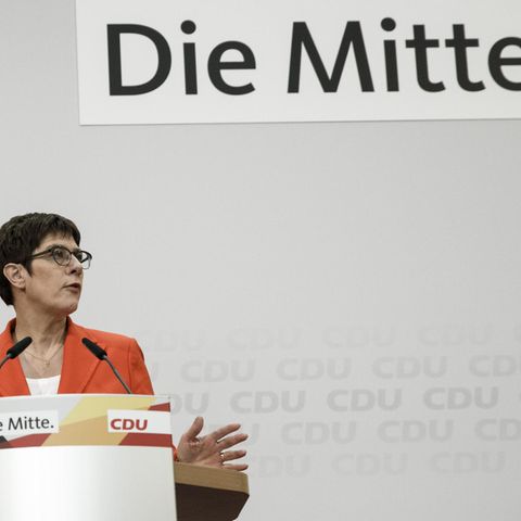 Annegret Kramp-Karrenbauer vor der Aufschrift "Die Mitte"