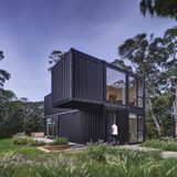 Container sind stabil genug, um sie so in die Luft ragen zu lassen.