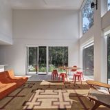 Der Wohnbereich erreicht die doppelte Containerhöhe, so wirkt das Haus innen nicht gedrückt.