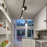 Die relativ kleine Küche zeigt die Grenzen eines Containers auf. 