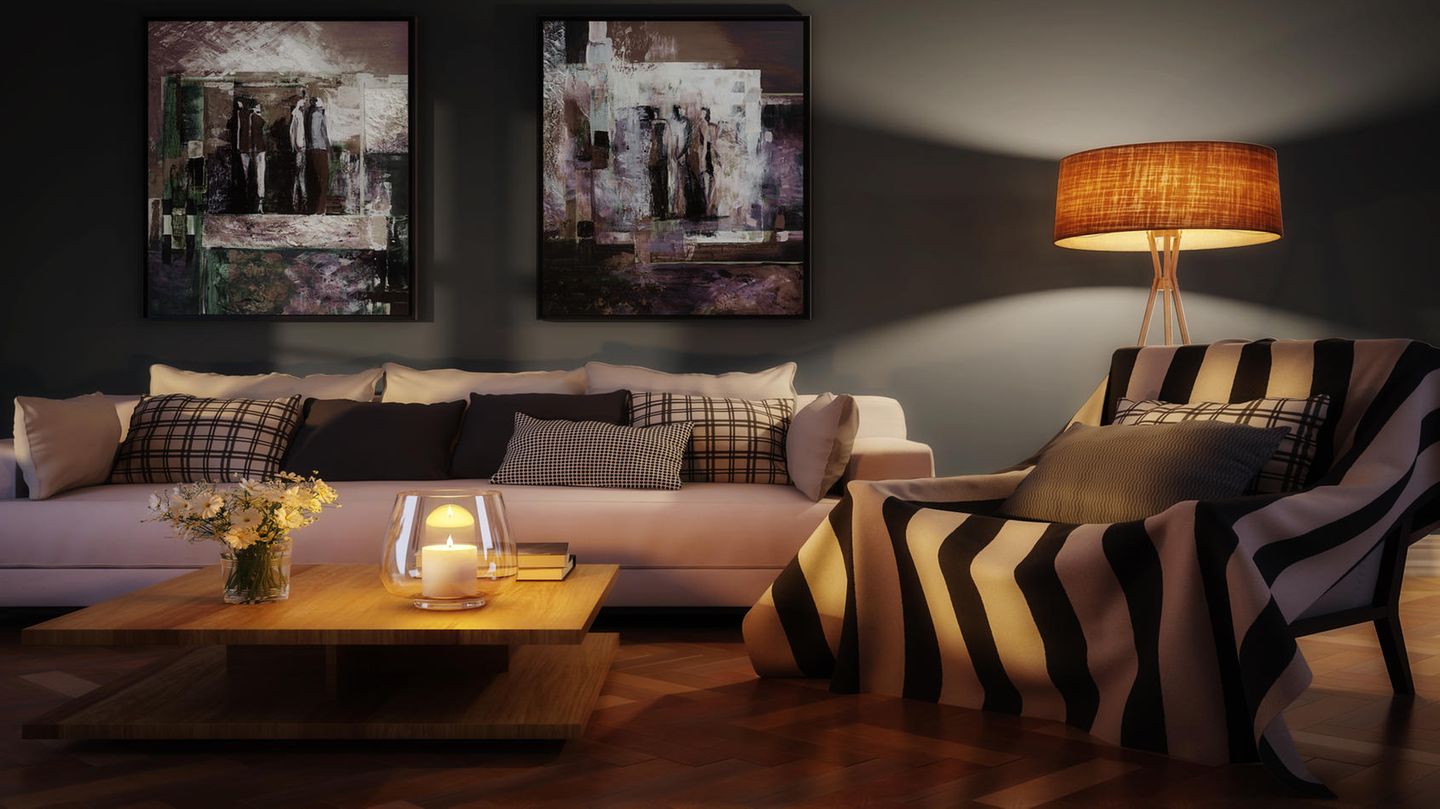 Statt einer sehr hellen Lichtquelle raten Experten zu mehreren, indirekten Leuchten. Diese lassen den Raum größer erscheinen und tauchen ihn in ein gemütliches Licht. 