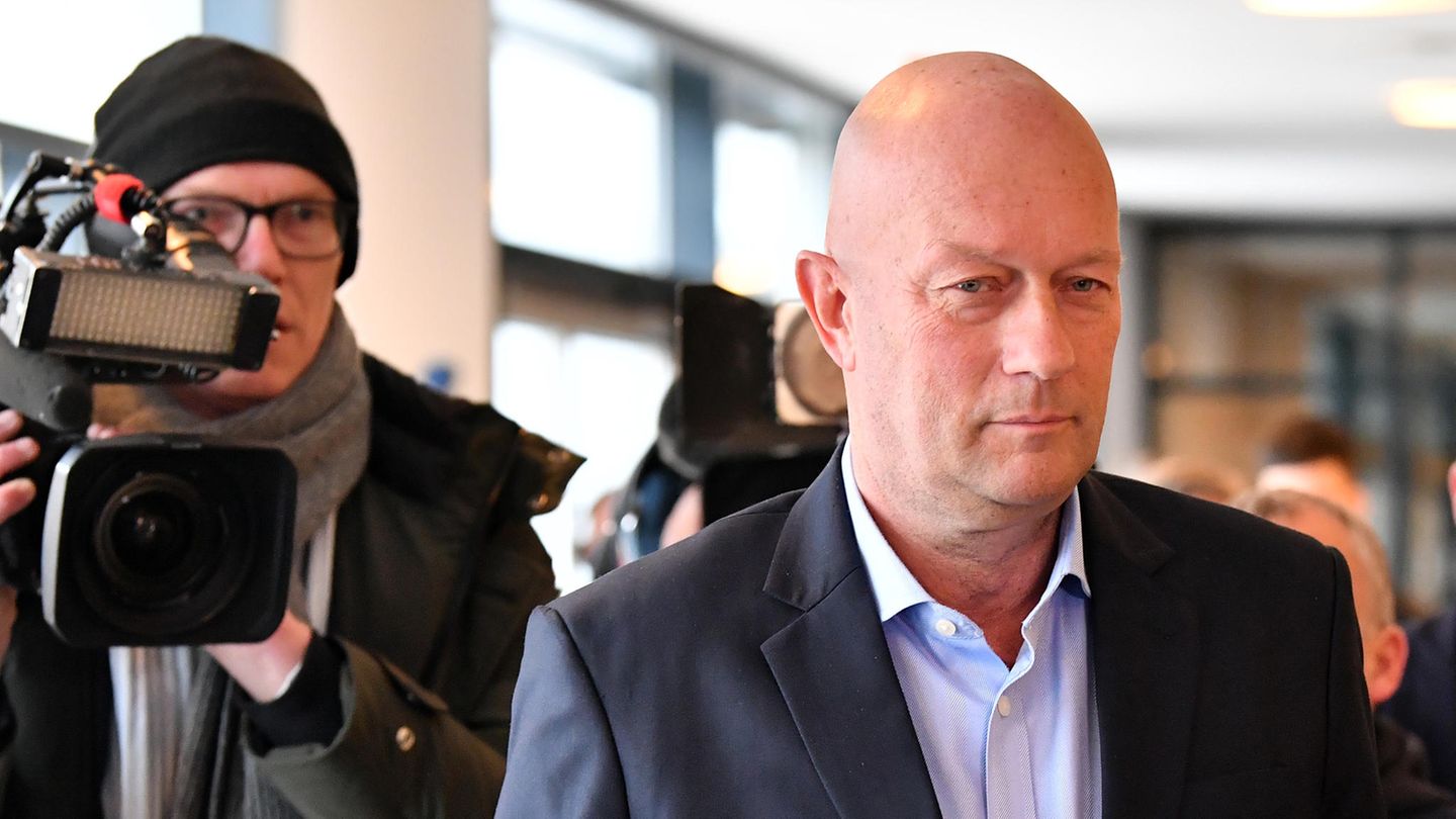Thomas Kemmerich (FDP), Ministerpräsident von Thüringen, kommt in den Thüringer Landtag