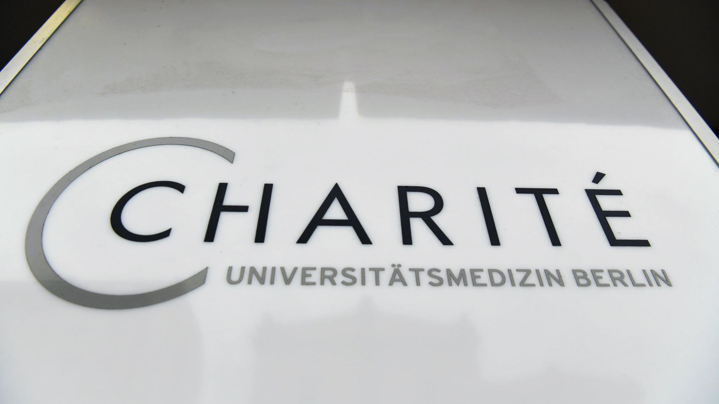 Ein Schild mit der Aufschrift Charité ist vor dem Charité-Klinikum zu sehen