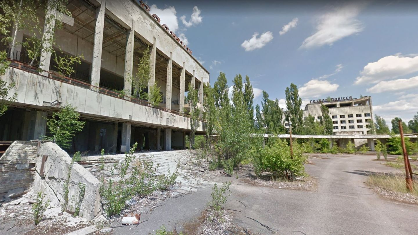 Kartendienst: Einst lebten hier Tausende Menschen Mit der Katastrophe von Tschernobyl wurde das nahegelegene Prypjat zur nuklearen Geisterstadt. In den letzten Jahren wird es zur Touristen-Attraktion. Wer es gerne ohne den ständigen Blick auf den Geigerzähler erkunden will, kann das bei Maps tun.