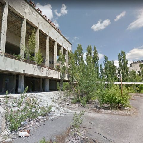 Kartendienst: Einst lebten hier Tausende Menschen Mit der Katastrophe von Tschernobyl wurde das nahegelegene Prypjat zur nuklearen Geisterstadt. In den letzten Jahren wird es zur Touristen-Attraktion. Wer es gerne ohne den ständigen Blick auf den Geigerzähler erkunden will, kann das bei Maps tun. Kartendienst: Einst lebten hier Tausende Menschen Mit der Katastrophe von Tschernobyl wurde das nahegelegene Prypjat zur nuklearen Geisterstadt. In den letzten Jahren wird es zur Touristen-Attraktion. Wer es gerne ohne den ständigen Blick auf den Geigerzähler erkunden will, kann das bei Maps tun.