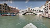 Kartendienst: Mit der Gondel auf dem Canale Digitale Die italienische Lagunenstadt ist wunderschön - aber leider auch völlig überlaufen. Wer sich die Tourimassen sparen will, kann die berühmte Gondelfahrt unter der Rialto-Brücke auch bequem von der heimischen Couch machen.