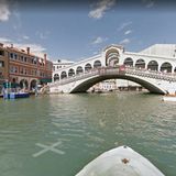 Kartendienst: Mit der Gondel auf dem Canale Digitale Die italienische Lagunenstadt ist wunderschön - aber leider auch völlig überlaufen. Wer sich die Tourimassen sparen will, kann die berühmte Gondelfahrt unter der Rialto-Brücke auch bequem von der heimischen Couch machen.