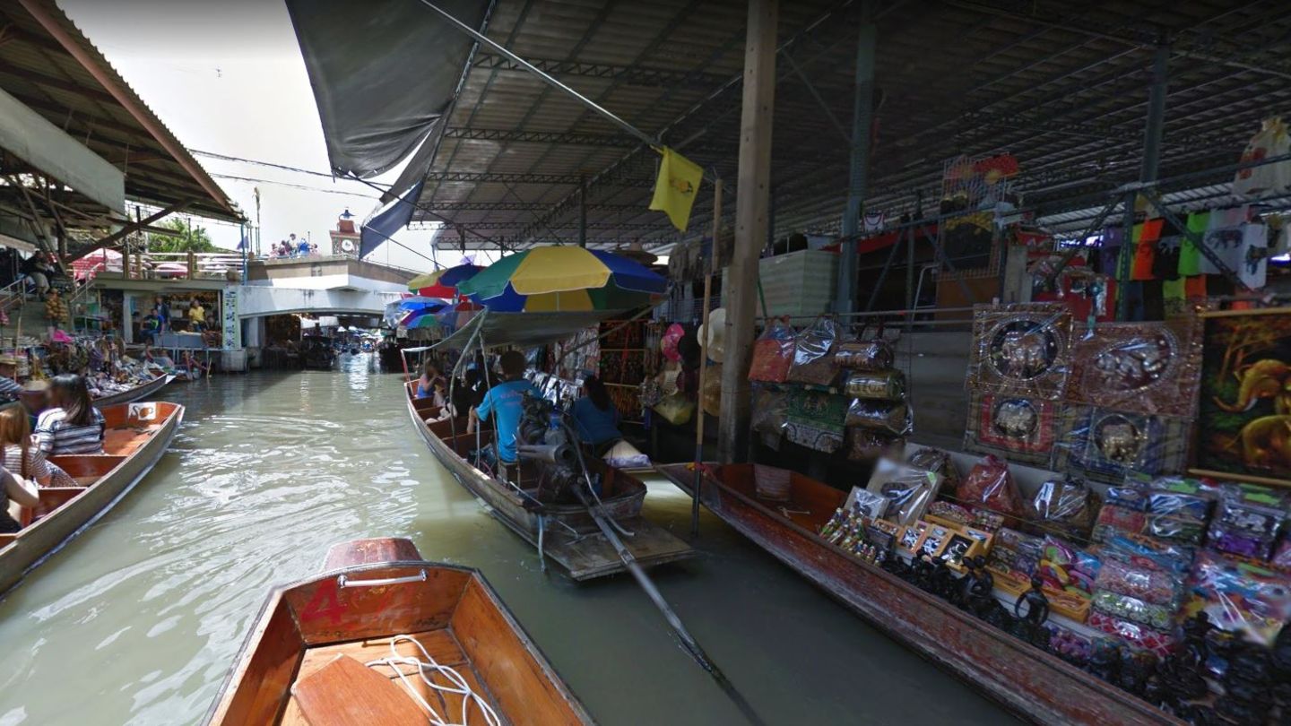 Kartendienst: Markt auf dem Wasser Wer auf dem Floating Market von Damnoen Saduak shoppen will, riskiert nasse Füße. Statt zwischen den Buden zu schlendern, paddelt man mit dem Kanu daran vorbei.