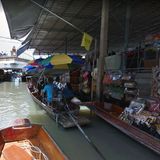 Kartendienst: Markt auf dem Wasser Wer auf dem Floating Market von Damnoen Saduak shoppen will, riskiert nasse Füße. Statt zwischen den Buden zu schlendern, paddelt man mit dem Kanu daran vorbei.