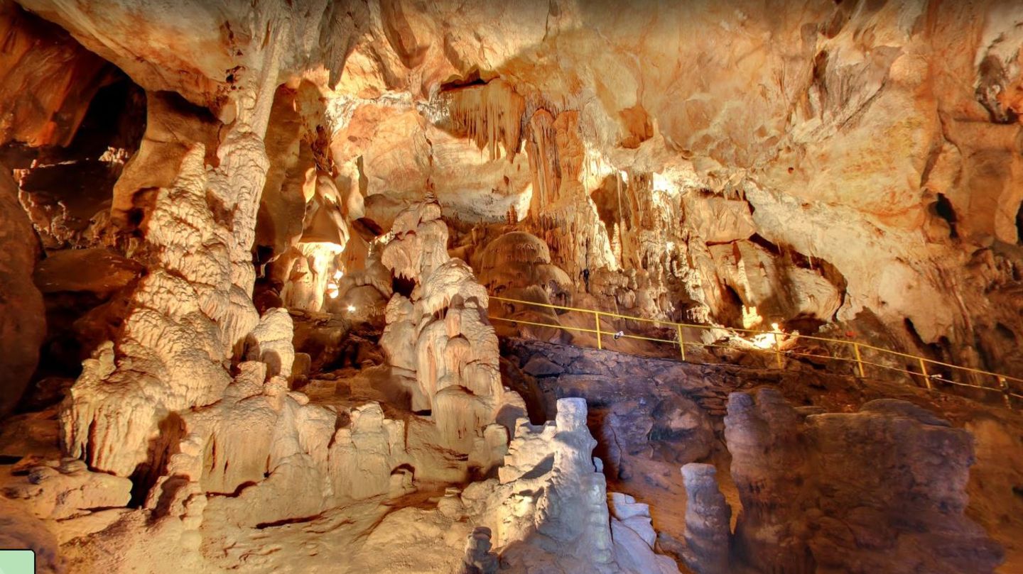 Kartendienst: Tief nach unten Die Domica-Höhlen sind das längste Höhlensystem der Slowakei. Neben den beeindruckend gewachsenen Tropfsteinen verbarg es auch zahlreiche archäologische Schätze. Bei Maps lassen sich die Höhlen ausführlich erkunden.