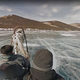 Kartendienst: Hufe und Kufen Der Chöwsgol Nuur ist der zweitgrößte See der Mongolei. Im Winter ist die Eisschicht dick genug, um sich mit einem Pferdeschlitten über die grauweiße Fläche ziehen zu lassen.