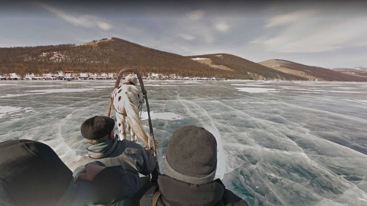 Kartendienst: Hufe und Kufen Der Chöwsgol Nuur ist der zweitgrößte See der Mongolei. Im Winter ist die Eisschicht dick genug, um sich mit einem Pferdeschlitten über die grauweiße Fläche ziehen zu lassen.