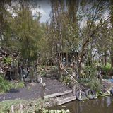 Kartendienst: Die Insel der Puppen Auf der Isla de las Muñecas in der Nähe von Mexico City lebte einst ein einsamer Fischer. Nachdem ein ertrunkenes Mädchen vor seine Haustür gespült wurde, fürchtete er ihren Geist - und drapierte die gesamte Insel mit Puppen. Vom Wasser aus kann man sie mit einem Schauer auf dem Rücken betrachten.