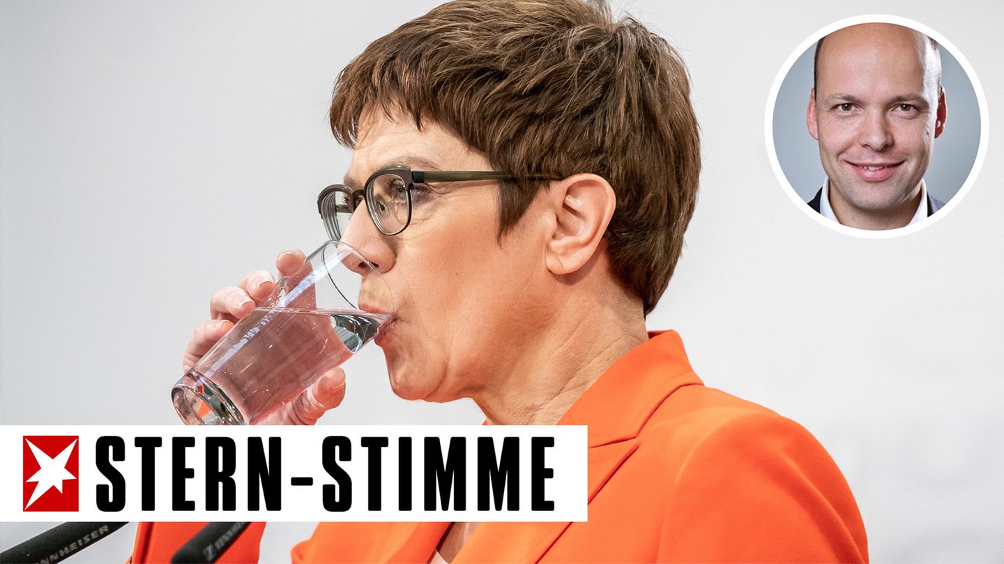Annegret Kramp-Karrenbauer, Bundesministerin der Verteidigung und CDU-Bundesvorsitzende, nimmt während einer Pressekonferenz nach der Sitzung des CDU-Präsidiums im Konrad-Adenauer-Haus einen Schluck Wasser. Überraschend war der FDP-Politiker Kemmerich zum Ministerpräsidenten in Thüringen gewählt worden, das CDU Präsidium musste sich daraufhin beraten, wie es weitergehen soll.