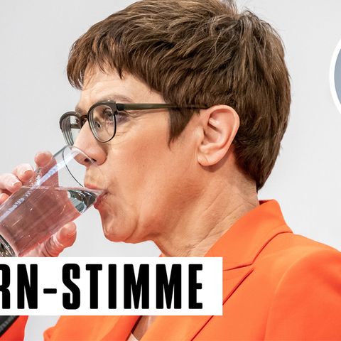 Annegret Kramp-Karrenbauer, Bundesministerin der Verteidigung und CDU-Bundesvorsitzende, nimmt während einer Pressekonferenz nach der Sitzung des CDU-Präsidiums im Konrad-Adenauer-Haus einen Schluck Wasser. Überraschend war der FDP-Politiker Kemmerich zum Ministerpräsidenten in Thüringen gewählt worden, das CDU Präsidium musste sich daraufhin beraten, wie es weitergehen soll.