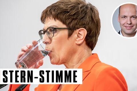 Annegret Kramp-Karrenbauer, Bundesministerin der Verteidigung und CDU-Bundesvorsitzende, nimmt während einer Pressekonferenz nach der Sitzung des CDU-Präsidiums im Konrad-Adenauer-Haus einen Schluck Wasser. Überraschend war der FDP-Politiker Kemmerich zum Ministerpräsidenten in Thüringen gewählt worden, das CDU Präsidium musste sich daraufhin beraten, wie es weitergehen soll.