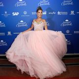 Sylvie Meis durfte den Ball nach einem Auftritt in einem sehr freizügigen Kleid nicht mehr moderieren. Als einfacher Gast kam sie in einem rosa Tüllkleid. 