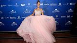 Sylvie Meis durfte den Ball nach einem Auftritt in einem sehr freizügigen Kleid nicht mehr moderieren. Als einfacher Gast kam sie in einem rosa Tüllkleid. 