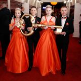 Debütanten-Paare halten den symbolischen Schlüssel des Opernhauses vor dem 15. Semperopernball in der Semperoper. Das diesjährige Motto des Balls lautete "Märchenhaft rauschend - Dresden jubiliert".