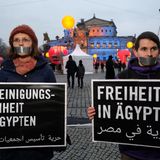 Aktivisten von Amnesty International stehen mit Transparenten während einer Demonstration vor der Semperoper. Sie protestieren gegen eine ursprünglich geplante Preisverleihung an den umstrittenen ägyptischen Präsidenten Al-Sisi. Er sollte den Sankt-Georgs-Orden erhalten, der jedes Jahr im Rahmen des Semperopernballs verliehen wird.