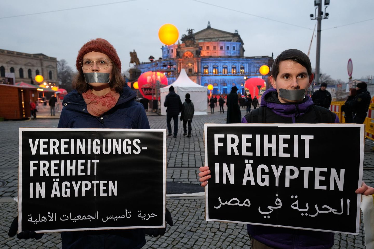 15. Semperopernball: Aktivisten von Amnesty International stehen mit Transparenten während einer Demonstration vor der Semperoper. Sie protestieren gegen eine ursprünglich geplante Preisverleihung an den umstrittenen ägyptischen Präsidenten Al-Sisi. Er sollte den Sankt-Georgs-Orden erhalten, der jedes Jahr im Rahmen des Semperopernballs verliehen wird. Aktivisten von Amnesty International stehen mit Transparenten während einer Demonstration vor der Semperoper. Sie protestieren gegen eine ursprünglich geplante Preisverleihung an den umstrittenen ägyptischen Präsidenten Al-Sisi. Er sollte den Sankt-Georgs-Orden erhalten, der jedes Jahr im Rahmen des Semperopernballs verliehen wird.