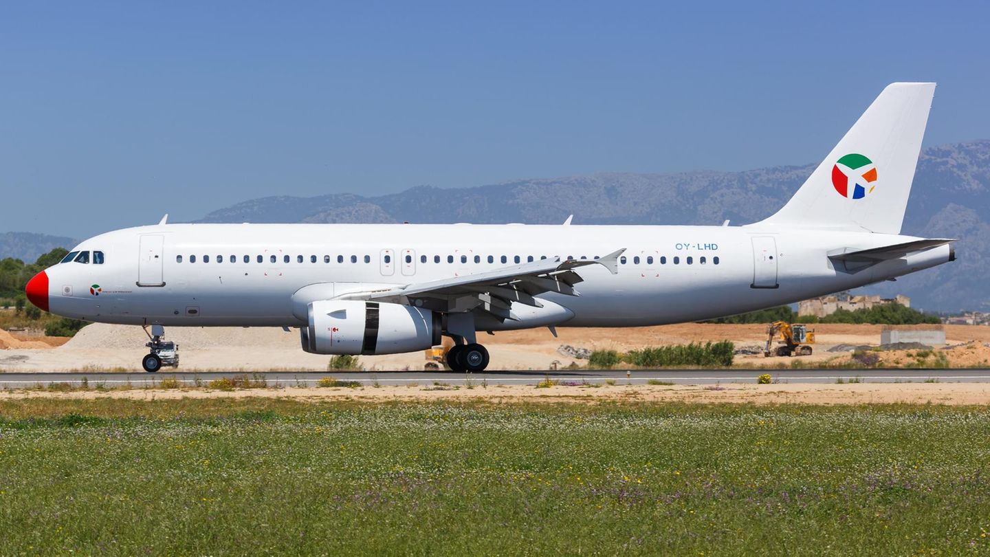Ein Airbus A320 der dänischen Fluggesellschaft Danish Air Transport (DAT)