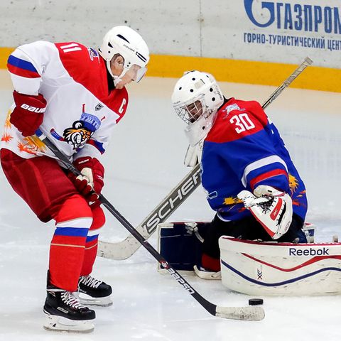 Wladimir Putin und Alexander Lukaschenko nehmen an einem Eishockey-Spiel während ihres Treffens in Sotschi teil