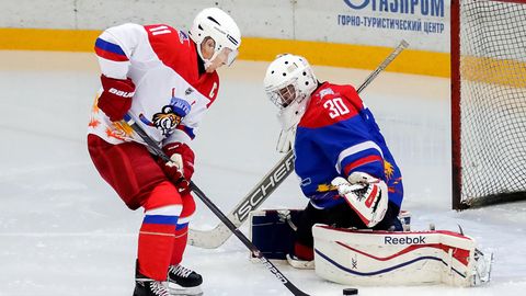 Wladimir Putin und Alexander Lukaschenko nehmen an einem Eishockey-Spiel während ihres Treffens in Sotschi teil