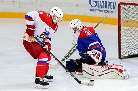Wladimir Putin und Alexander Lukaschenko nehmen an einem Eishockey-Spiel während ihres Treffens in Sotschi teil