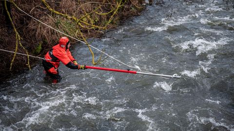 Menden: Feuerwehrleute durchsuchen auf ihrer Suche nach dem vermissten Mädchen einen Fluss 