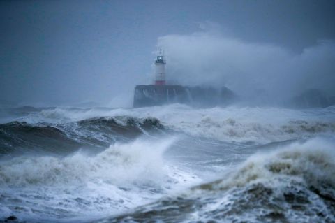 Sabine: In Großbritannien und Irland ist es am Wochenende zu erheblichen Schäden durch heftigen Wind und Regen gekommen.