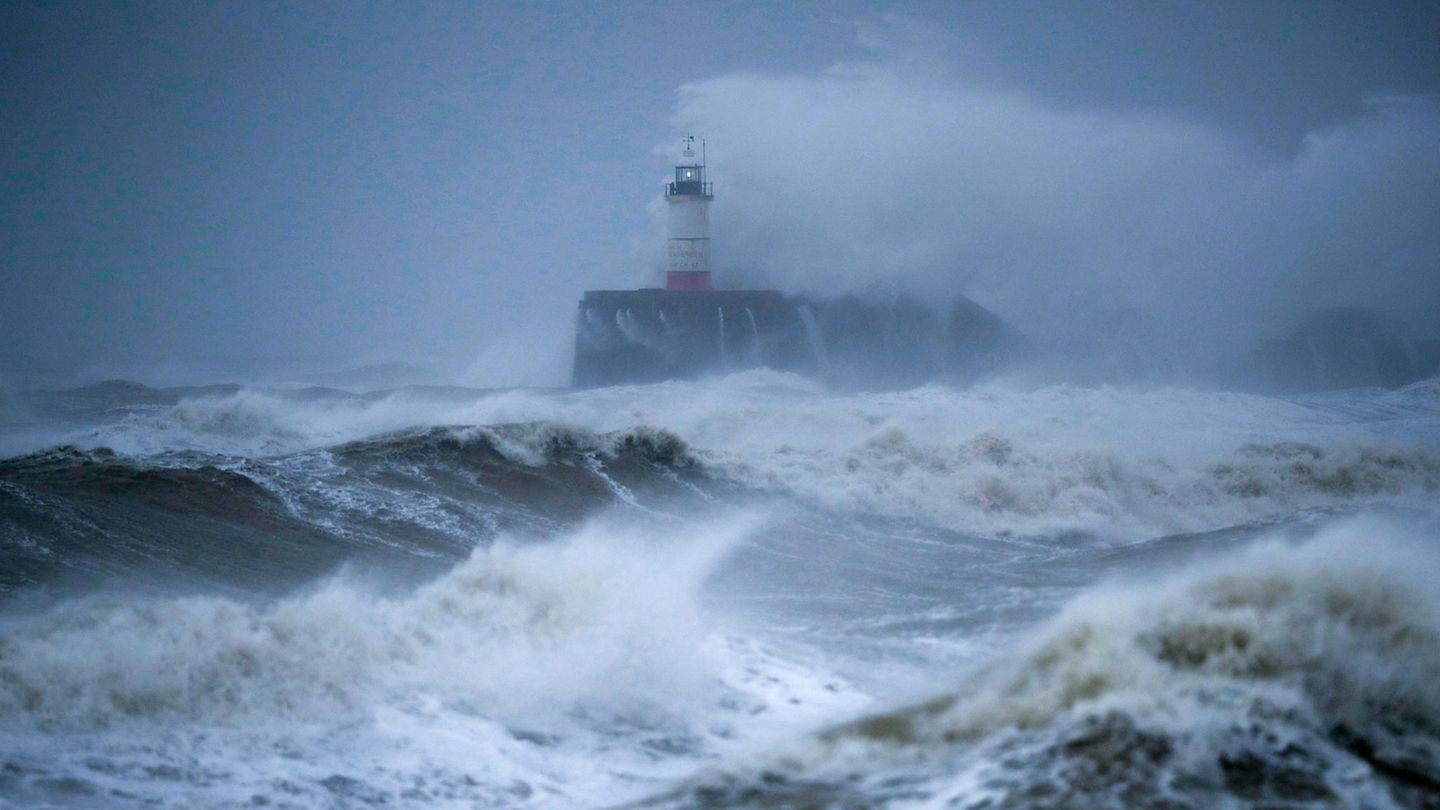Sabine: In Großbritannien und Irland ist es am Wochenende zu erheblichen Schäden durch heftigen Wind und Regen gekommen.